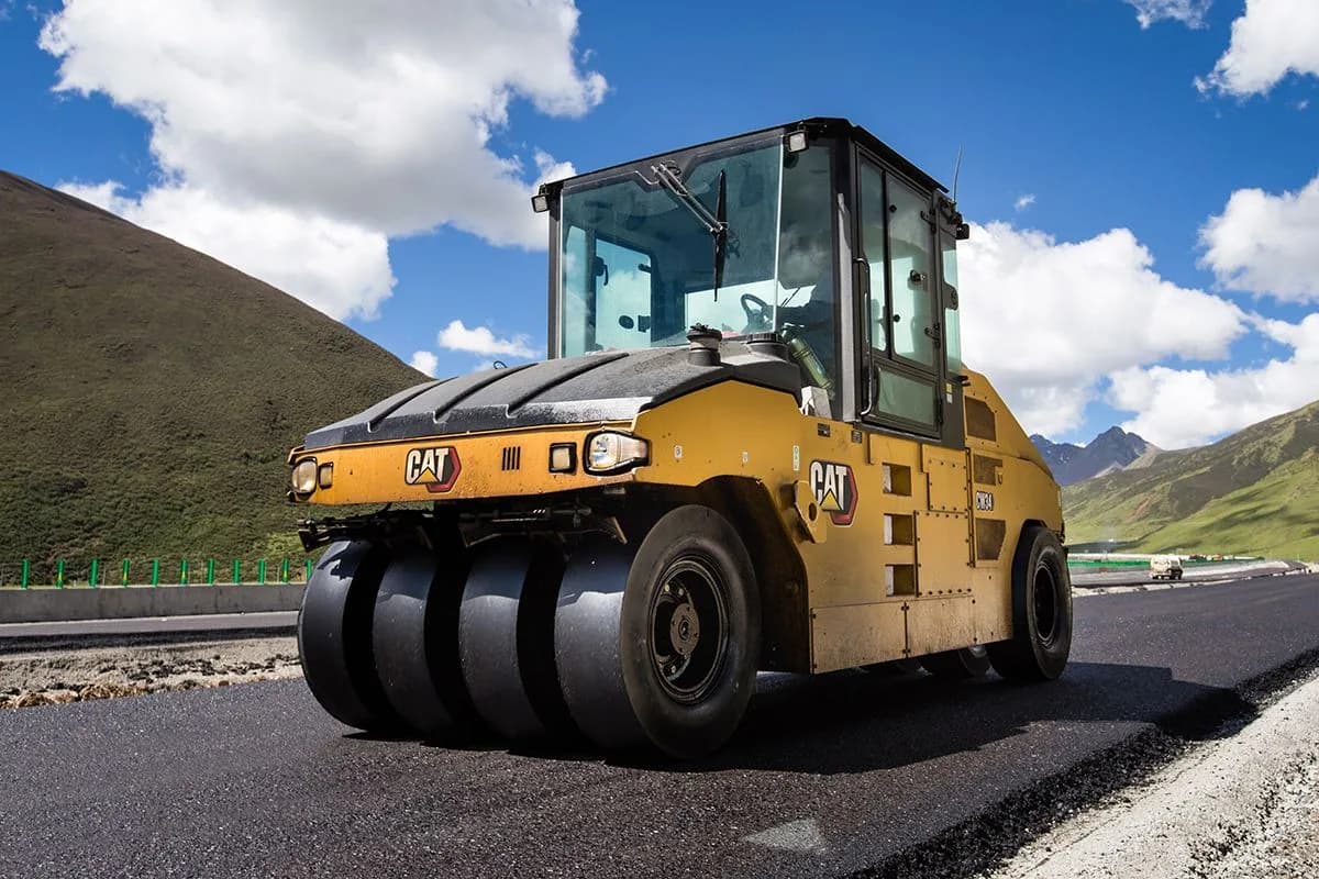 Walec drogowy Wynajem walec drogowy CAT CW34